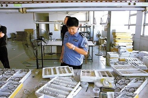 助大牌打假端掉制售假眼镜窝点